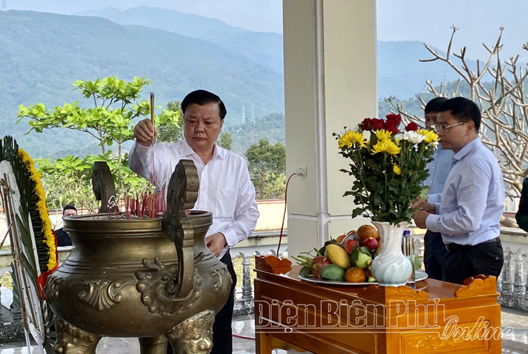 Bộ trưởng Đinh Tiến Dũng viếng Nghĩa trang liệt sỹ Thị xã Mường Lay. Ảnh: Báo Điện Biên Phủ