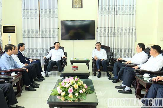 Bộ trưởng Đinh Tiến Dũng làm việc với Ban Thường vụ tỉnh ủy Sơn La. Ảnh: Báo Sơn La