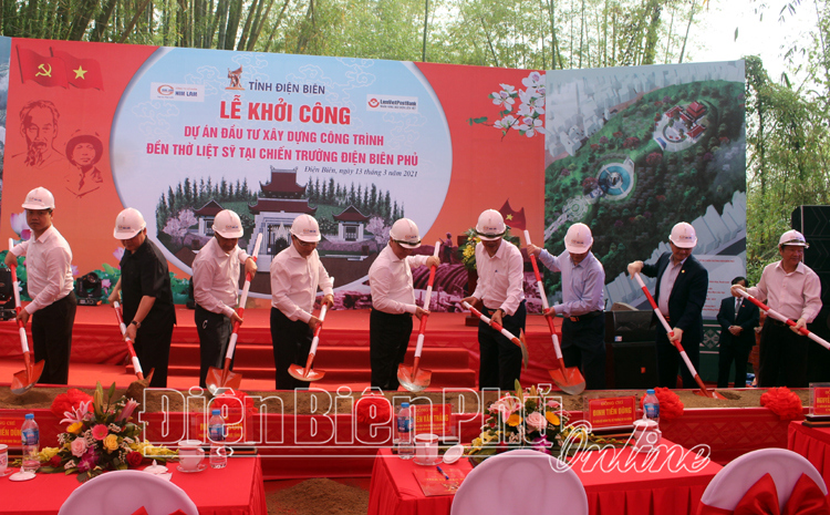 Các đại biểu động thổ khởi công xây dựng công trình Đền thờ liệt sỹ tại chiến trường Điện Biên Phủ. Ảnh: Báo Điện Biên phủ Online.