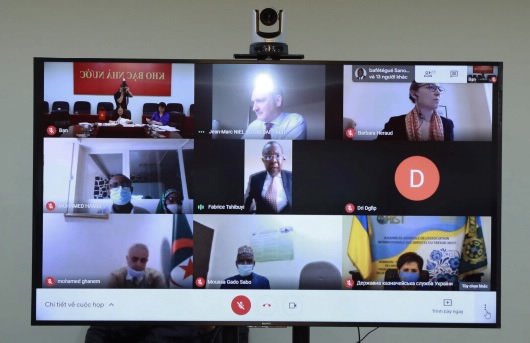 Đại diện các điểm cầu tham gia Hội nghị trực tuyến của Hiệp hội Kho bạc quốc tế