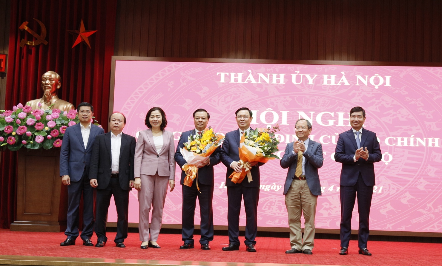 Tập thể Lãnh đạo Bộ Tài chính tặng hoa chúc mừng đồng chí Vương Đình Huệ và đồng chí Đinh Tiến Dũng.