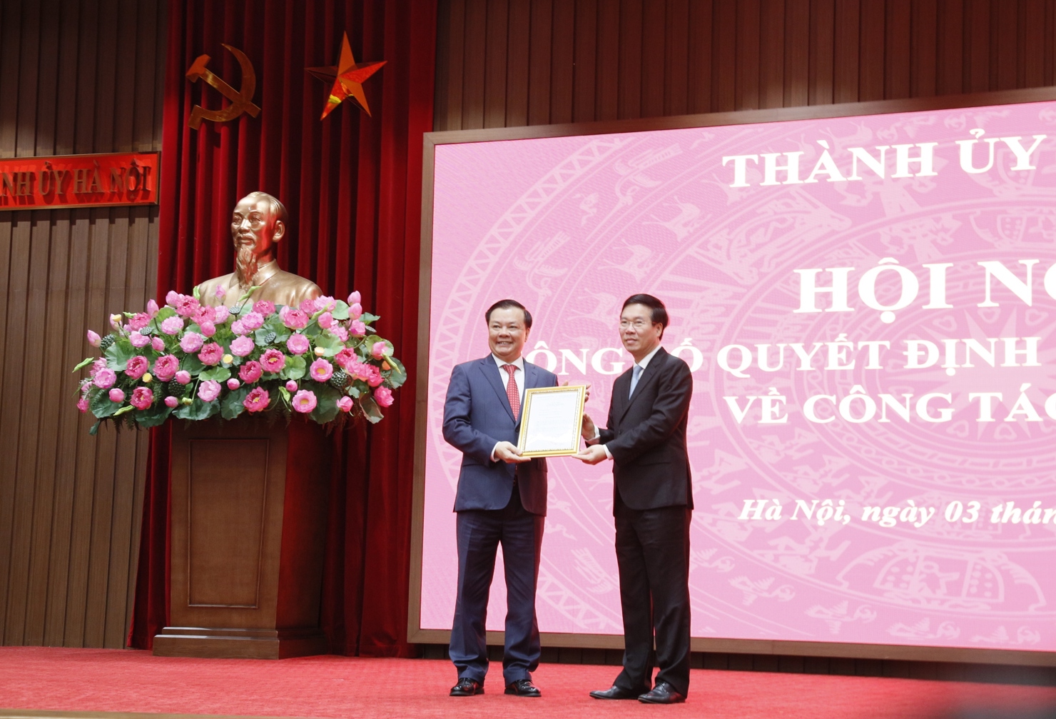 Thường trực Ban Bí thư Võ Văn Thưởng trao quyết định của Bộ Chính trị cho tân Bí thư Thành ủy Hà Nội Đinh Tiến Dũng.