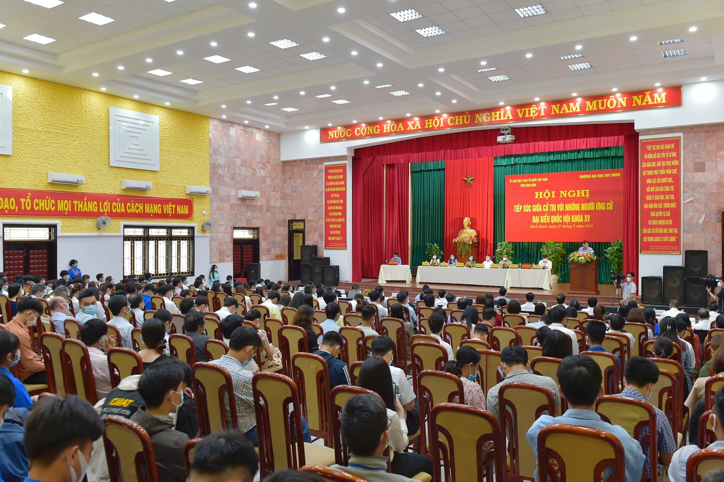 Quang cảnh cuộc tiếp xúc cử tri.