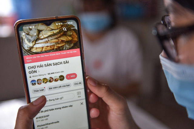 Dịch bệnh Covid-19 bùng phát, người tiêu dùng chuyển sang đi chợ online nhiều hơn.