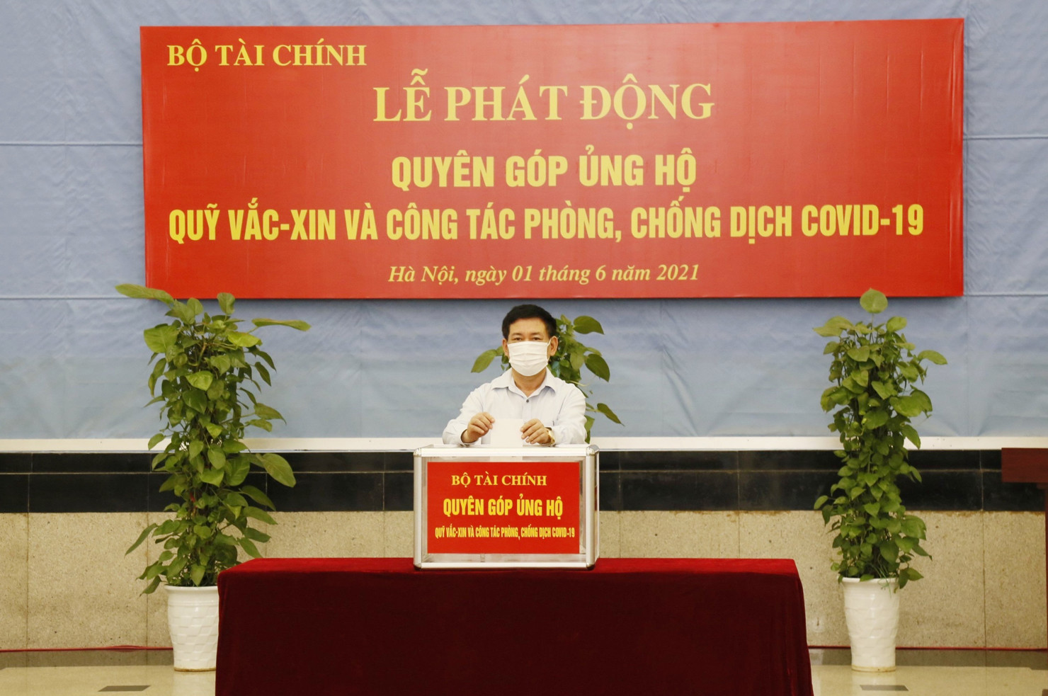Bộ trưởng Bộ Tài chính Hồ Đức Phớc thực hiện quyên góp, ủng hộ Quỹ vắc xin và công tác phòng, chống dịch Covid-19.