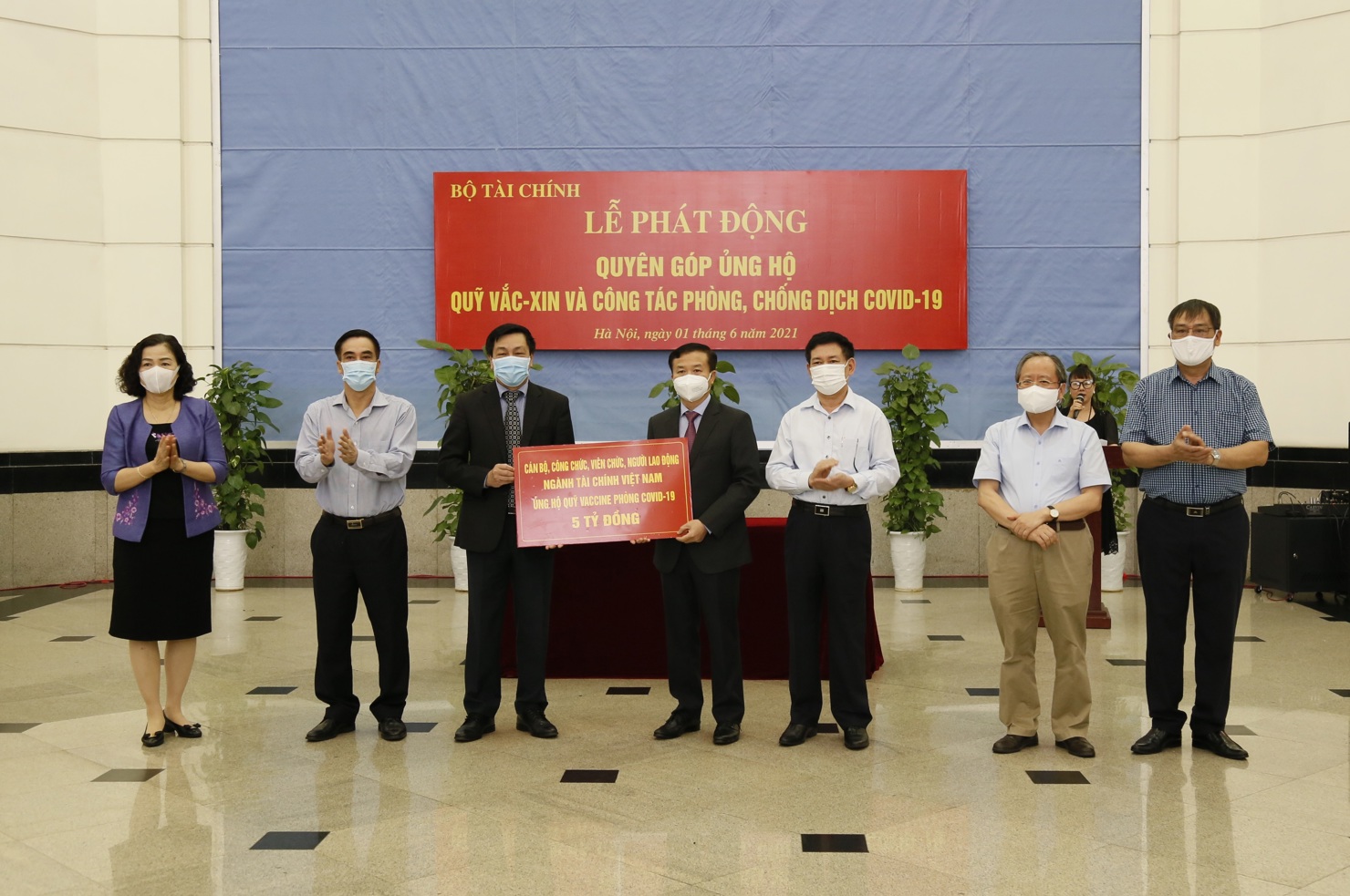 Dưới sự chứng kiến của Bộ trưởng Hồ Đức Phớc và các Thứ trưởng Bộ Tài chính, Chủ tịch Công đoàn Bộ Tài chính Nguyễn Hữu Thân trao 5 tỷ đồng quyên góp, ủng hộ của ngành Tài chính vào Quỹ vắc xin phòng Covid-19.