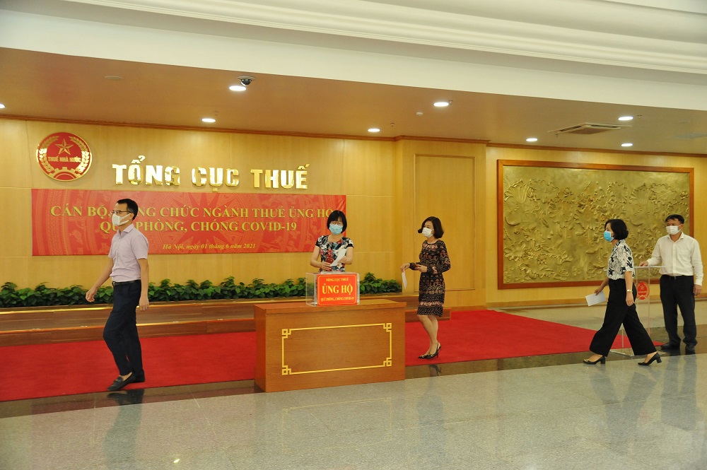 Cán bộ, công chức, viên chức và người lao động cơ quan Tổng cục Thuế thực hiện quyên góp, ủng hộ Quỹ vắc xin phòng Covid-19 và công tác phòng, chống dịch Covid-19.