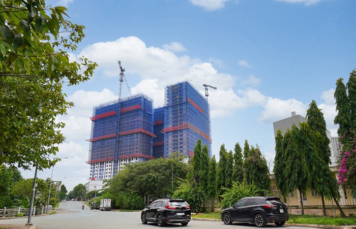 Với chiều cao nổi bật, từ xa có thể dễ dàng ngắm nhìn tòa căn hộ C-Sky View. Ảnh: CenLand.