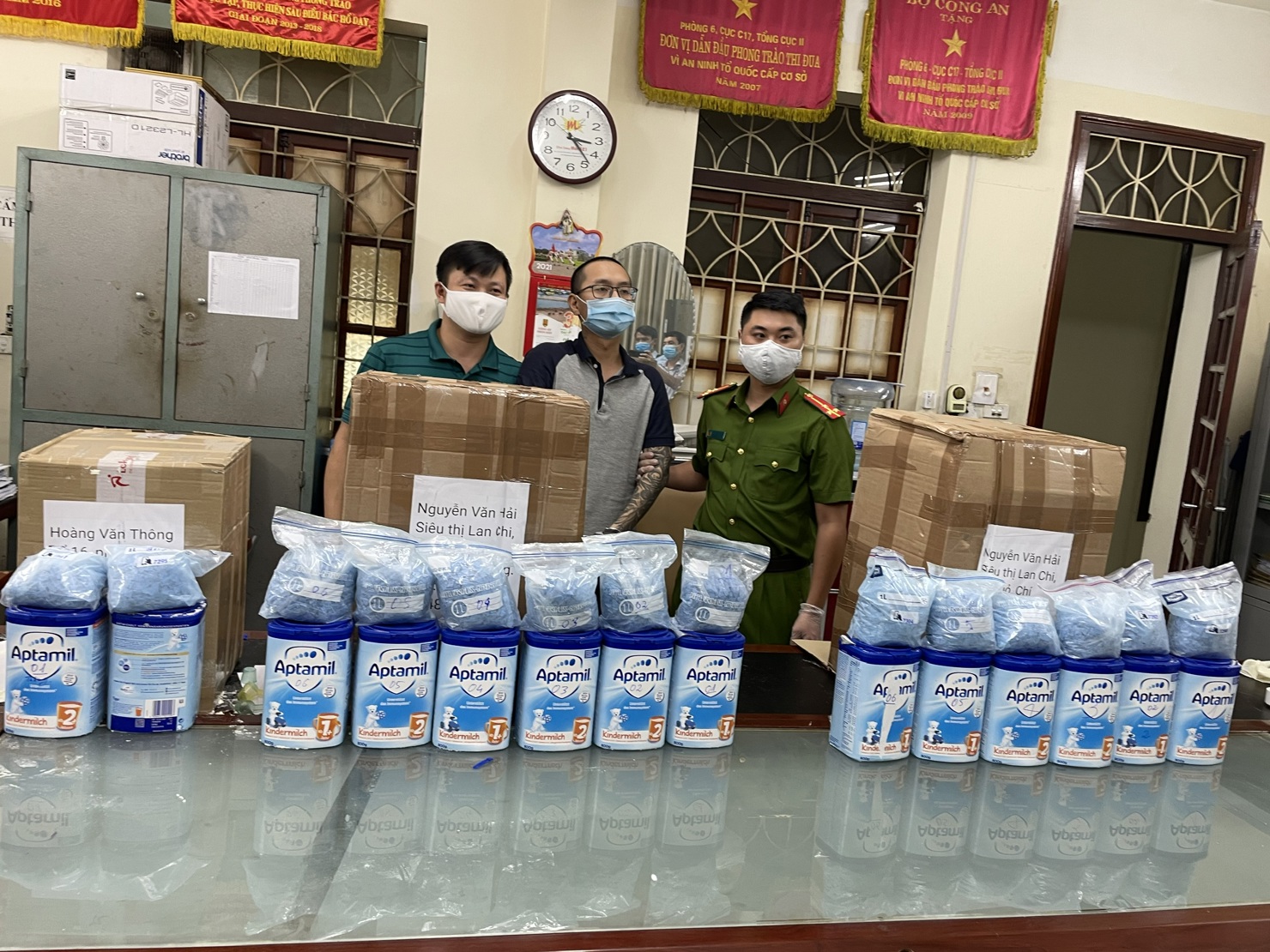 Các đối tượng và tang vật bị lực lượng chức năng bắt giữ.