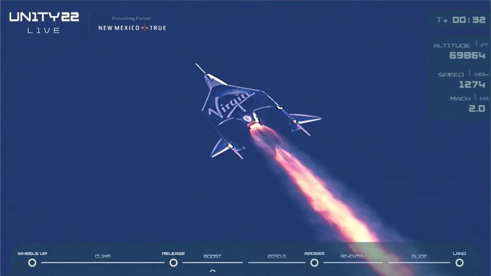 Hình ảnh cắt từ video cho thấy máy bay tên lửa Unity của Virgin Galactic bắt đầu bay lên rìa không gian. Ảnh: Reuters.   