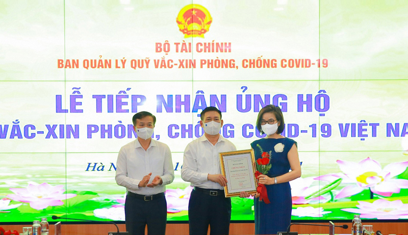Lãnh đạo Ban quản lý Quỹ Vắc-xin tiếp nhận ủng hộ 5 tỷ đồng từ NCB.