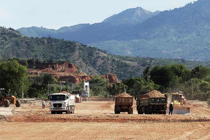 Dự án cao tốc Bắc - Nam đoạn Nha Trang - Cam Lâm đã được tạo mặt bằng phục vụ khởi công. Ảnh: Mạnh Hùng