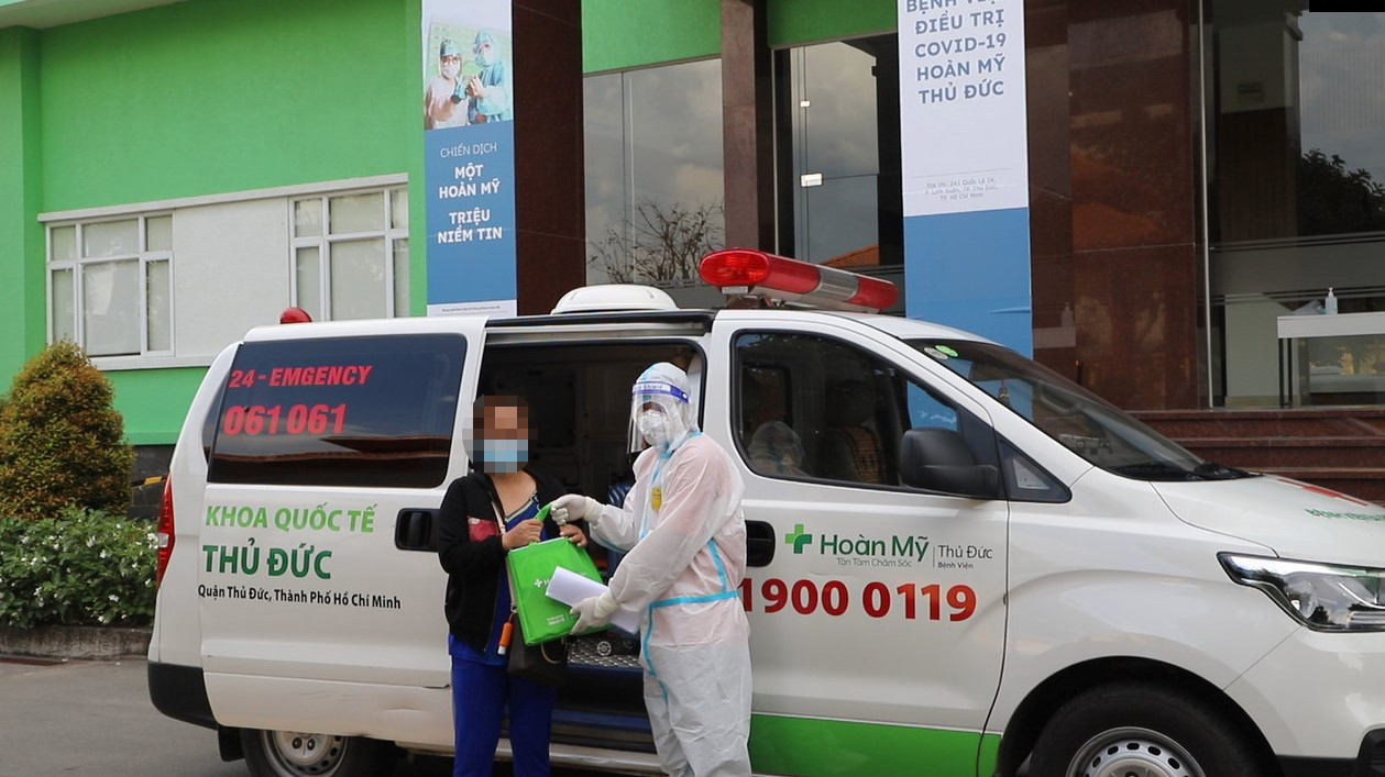 Bệnh nhân mắc COVID-19 xuất viện, về cách ly y tế tại nhà sau một thời gian điều trị tại Bệnh viện Điều trị COVID-19 Hoàn Mỹ Thủ Đức.