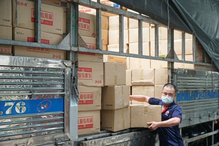 Ở thời điểm kiểm tra, lực lượng chức năng phát hiện trên xe có khoảng 850 thùng carton chứa bánh mang bao bì in chữ nước ngoài. Tại đây, tài xế cũng chưa xuất trình được hóa đơn chứng từ, chứng minh nguồn gốc, xuất xứ hàng hóa