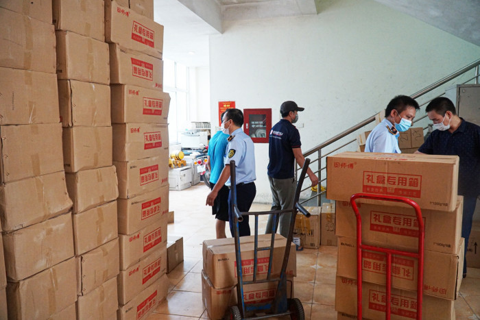 Hiện tại, lực lượng chức năng đã tiến hành kiểm đếm, kiểm tra hàng hoá xác minh làm rõ vụ việc để xử lý theo quy định của pháp luật.