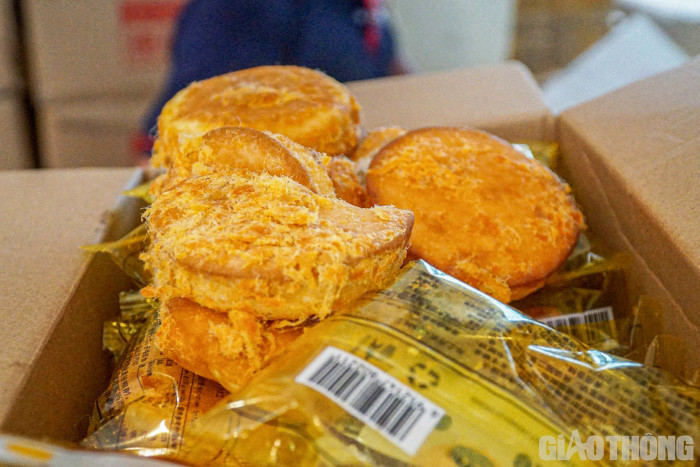 Cận cảnh loại bánh không rõ nguồn gốc xuất xứ.