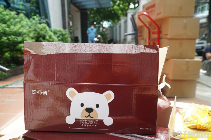 Trên bao bì được in hình con gấu và không có nhãn phụ tiếng Việt đối với sản phẩm do nước ngoài sản xuất.