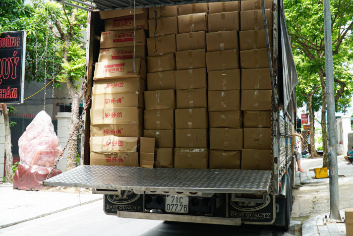 Ngày 20/8, tại chốt kiểm soát dịch bệnh số 20, thuộc địa bàn xã Tân Dân, huyện Sóc Sơn (Hà Nội), Đội 4 Phòng Cảnh sát phòng, chống tội phạm về môi trường, Công an TP Hà Nội phối hợp cùng Đội CSGT số 15 và Đội QLTT số 9, Cục QLTT Hà Nội đã kiểm tra đột xuất một xe tải “luồng xanh” mang BKS 71C-077.76 có dấu hiệu nghi vấn.