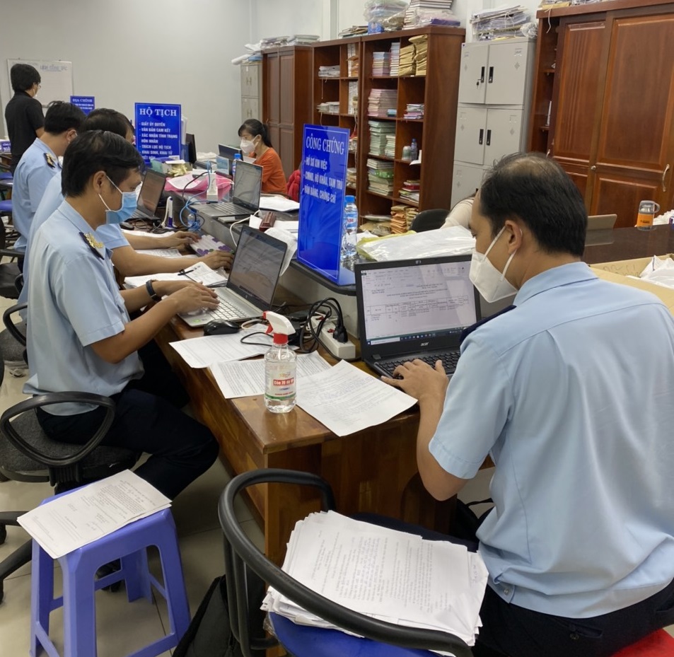 Cán bộ công chức Hải quan Bình Dương hỗ trợ công tác nhập liệu