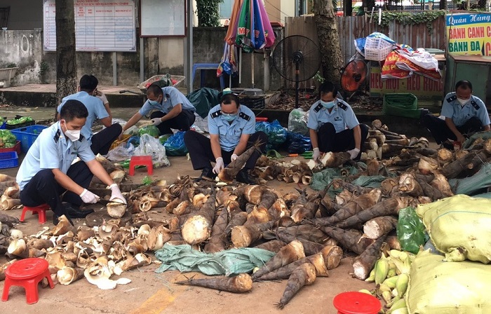 Cán bộ công chức Hải quan Bình Dương sơ chế thực phẩm để cung cấp, hỗ trợ cho người người dân vùng dịch