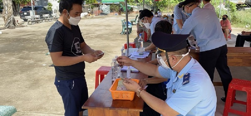 Cán bộ công chức Hải quan Bình Dương hỗ trợ công tác lấy mẫu xét nghiệm