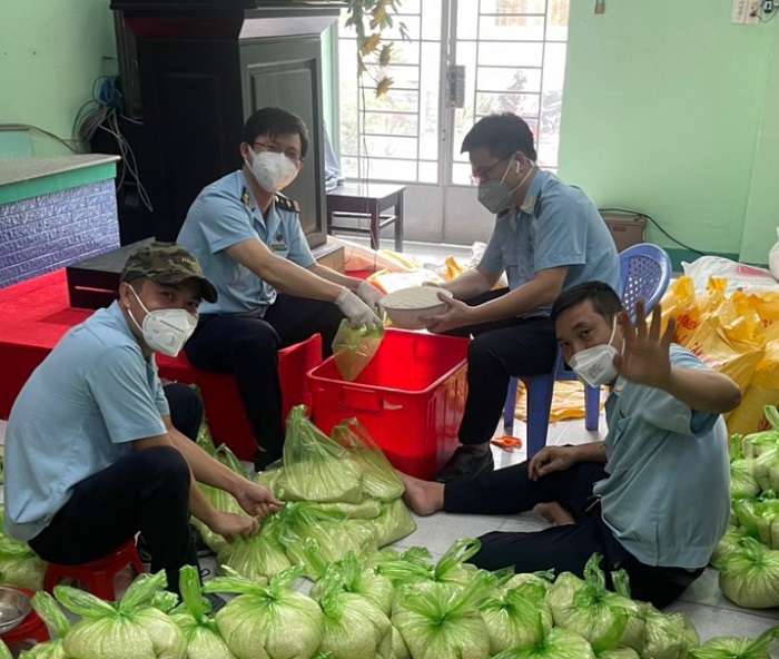 Cán bộ công chức Hải quan Bình Dương đóng gói gạo, hỗ trợ cho người dân vùng dịch