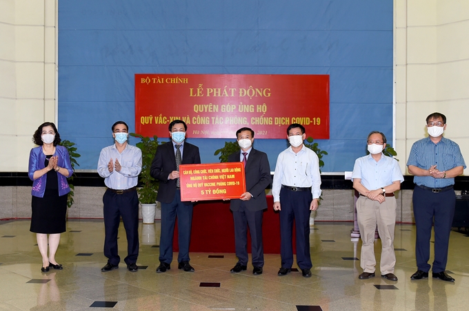 Đại diện Lãnh đạo Bộ Tài chính tại Lễ quyên góp tiền ủng hộ Quỹ Vắc xin phòng dịch COVID-19 (1/6/2021).