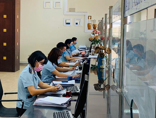 Cán bộ Hải quan Đồng Nai tăng cường hoạt động tư vấn hỗ trợ DN qua các phương thức điện tử. Ảnh: Ngọc Dung