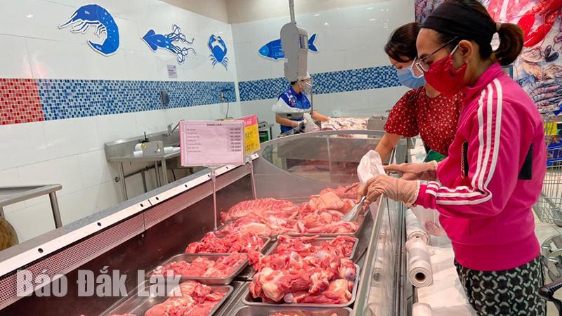 Thịt heo do doanh nghiệp, hợp tác xã của tỉnh cung ứng, bày bán tại Siêu thị Co.opmart Cư M'gar được người dân tin tưởng chọn mua. Ảnh: Đõ Lan