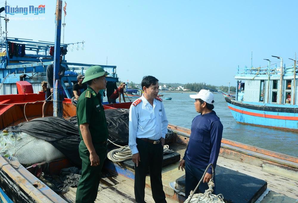 Các cơ quan chức năng thường xuyên kiểm tra, tuyên truyền, giáo dục ngư dân chấp hành quy định IUU. Ảnh: Ái Kiều