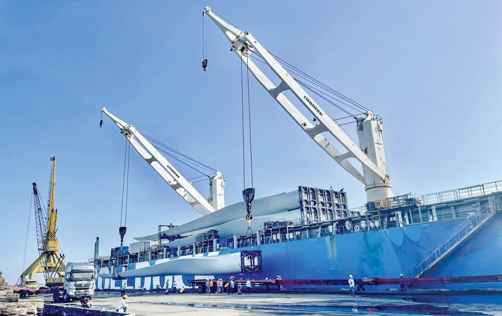 Bốc xếp thiết bị điện gió thuộc nhóm hàng siêu trường, siêu trọng nhập khẩu từ nước ngoài về bến cảng Cái Cui.