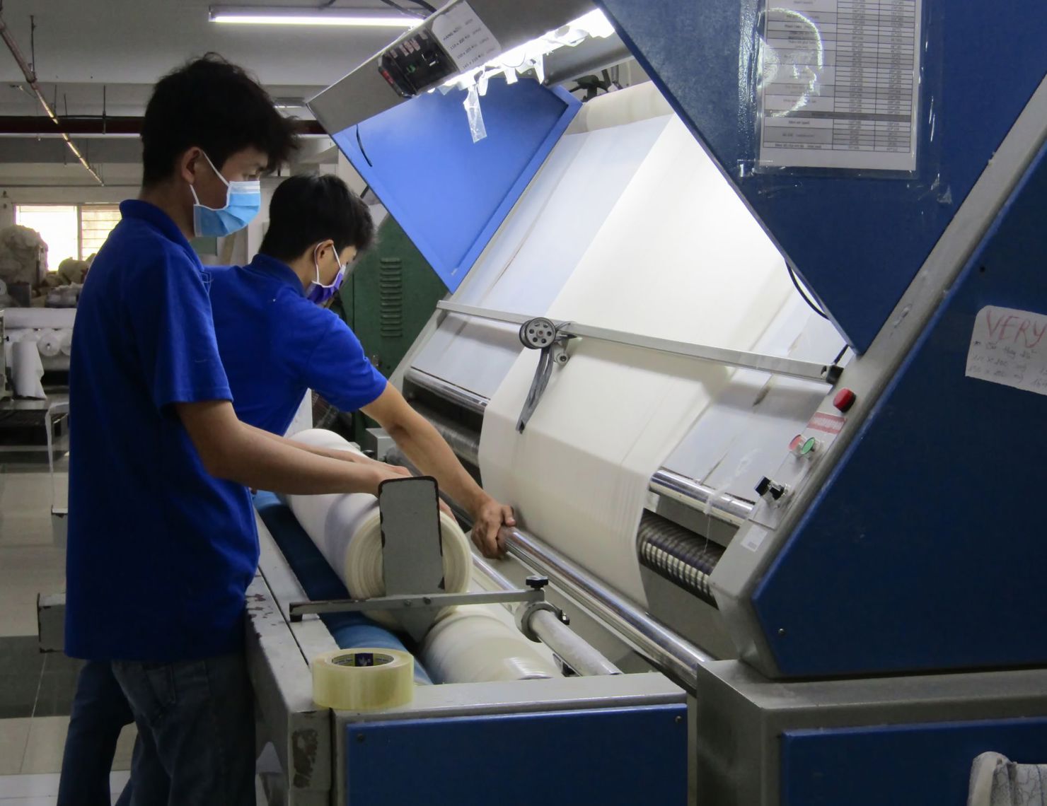 Công nhân làm việc tại một công ty dệt may, KCN TMTC, huyện Bến Cầu. Ảnh: Nhi Trần