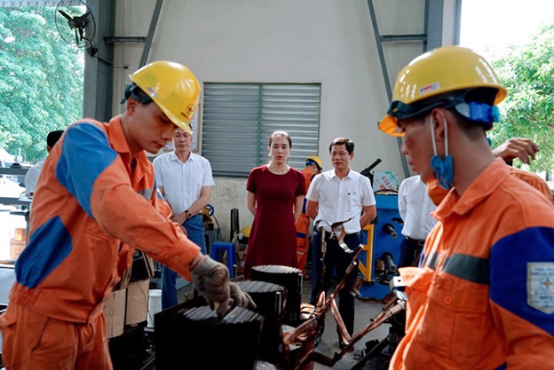 Đảng viên, mỗi CBCNV của EVNNPC chính là chìa khoá, là động lực, là sức mạnh để vượt qua những khó khăn thách thức trong giai đoạn hội nhập kinh tế khu vực, quốc tế, tiếp tục cống hiến vì sự nghiệp phát triển bền vững của Tổng công ty.