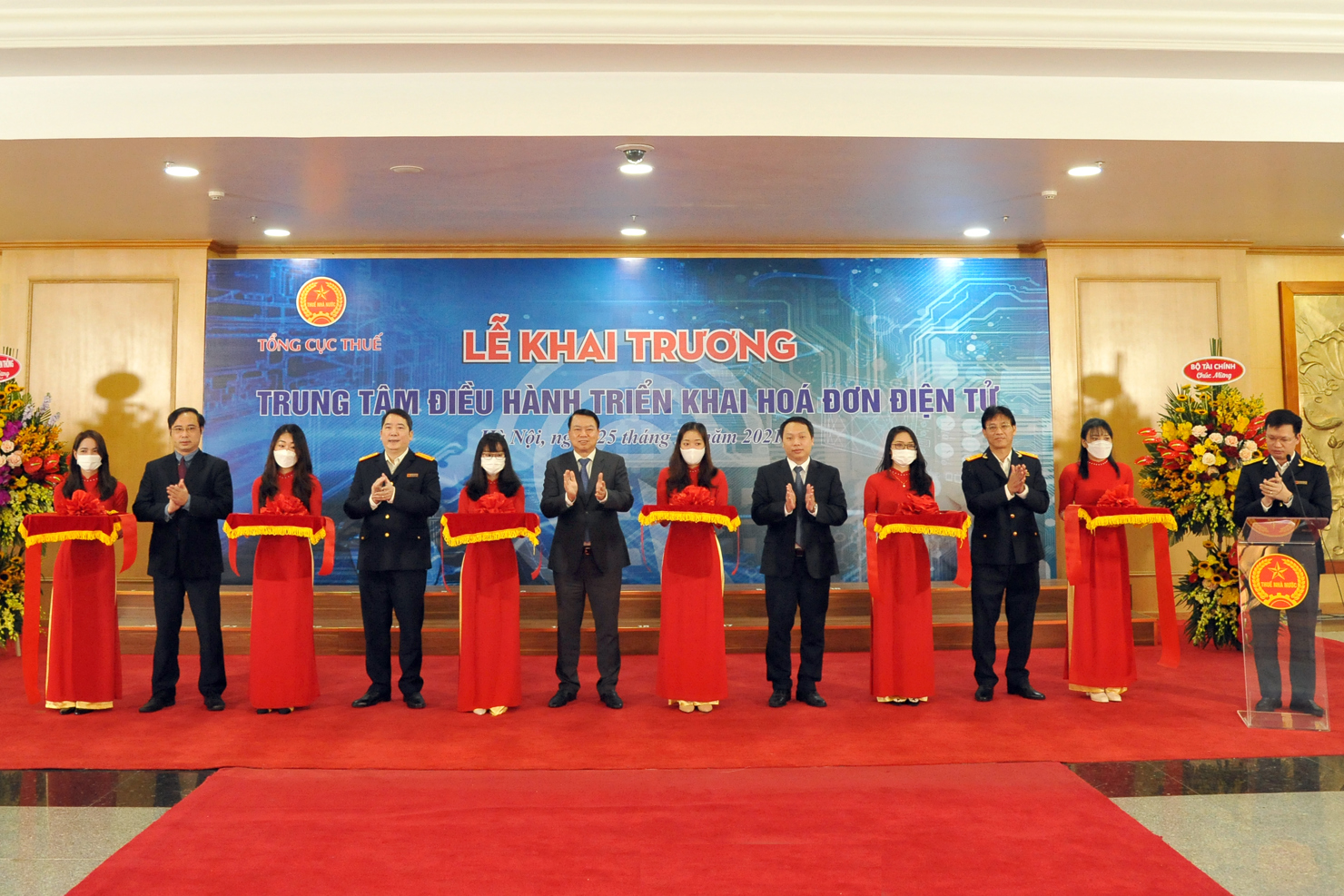 Thứ trưởng Bộ Tài chính Nguyễn Đức Chi tham dự và cắt băng khai trương Hệ thống Trung tâm điều hành triển khai hóa đơn điện tử ngành Thuế.