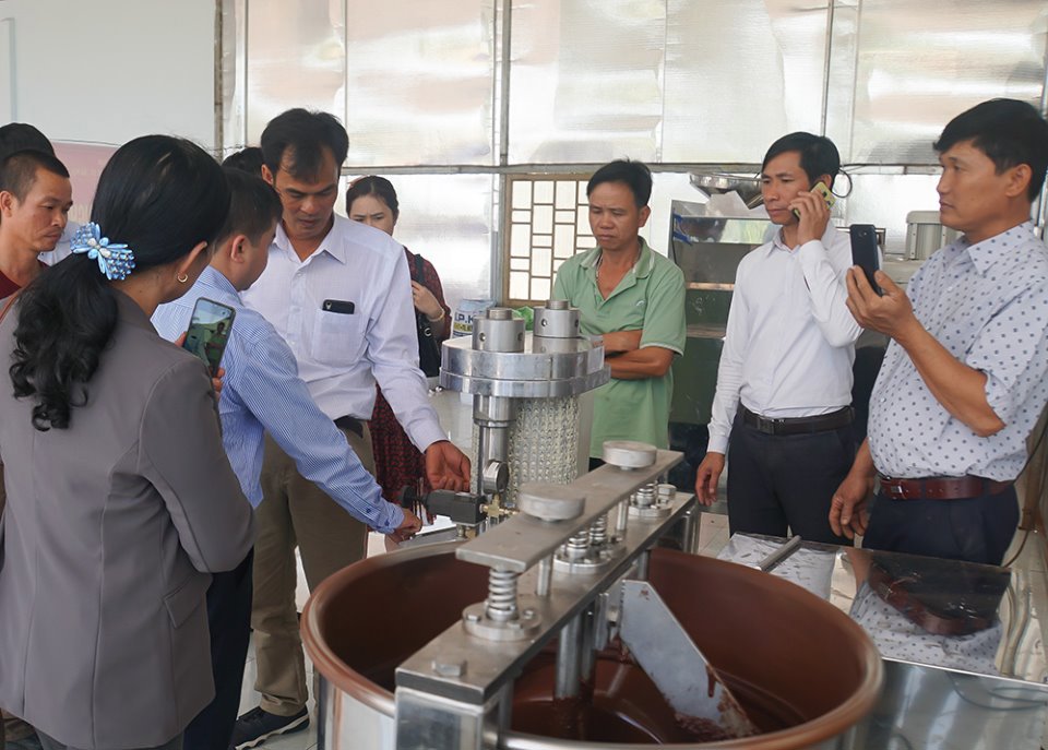 Máy chế biến ca cao của HTX Nông nghiệp Krông Nô giúp nâng cao chất lượng sản phẩm. Ảnh: Đức Hùng