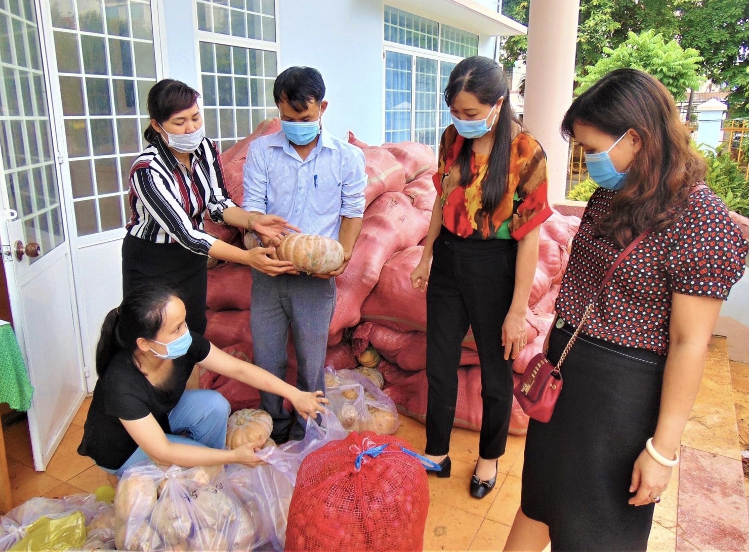 Hội Nông dân tỉnh hỗ trợ tiêu thụ nông sản cho nông dân. Ảnh: Vân Anh