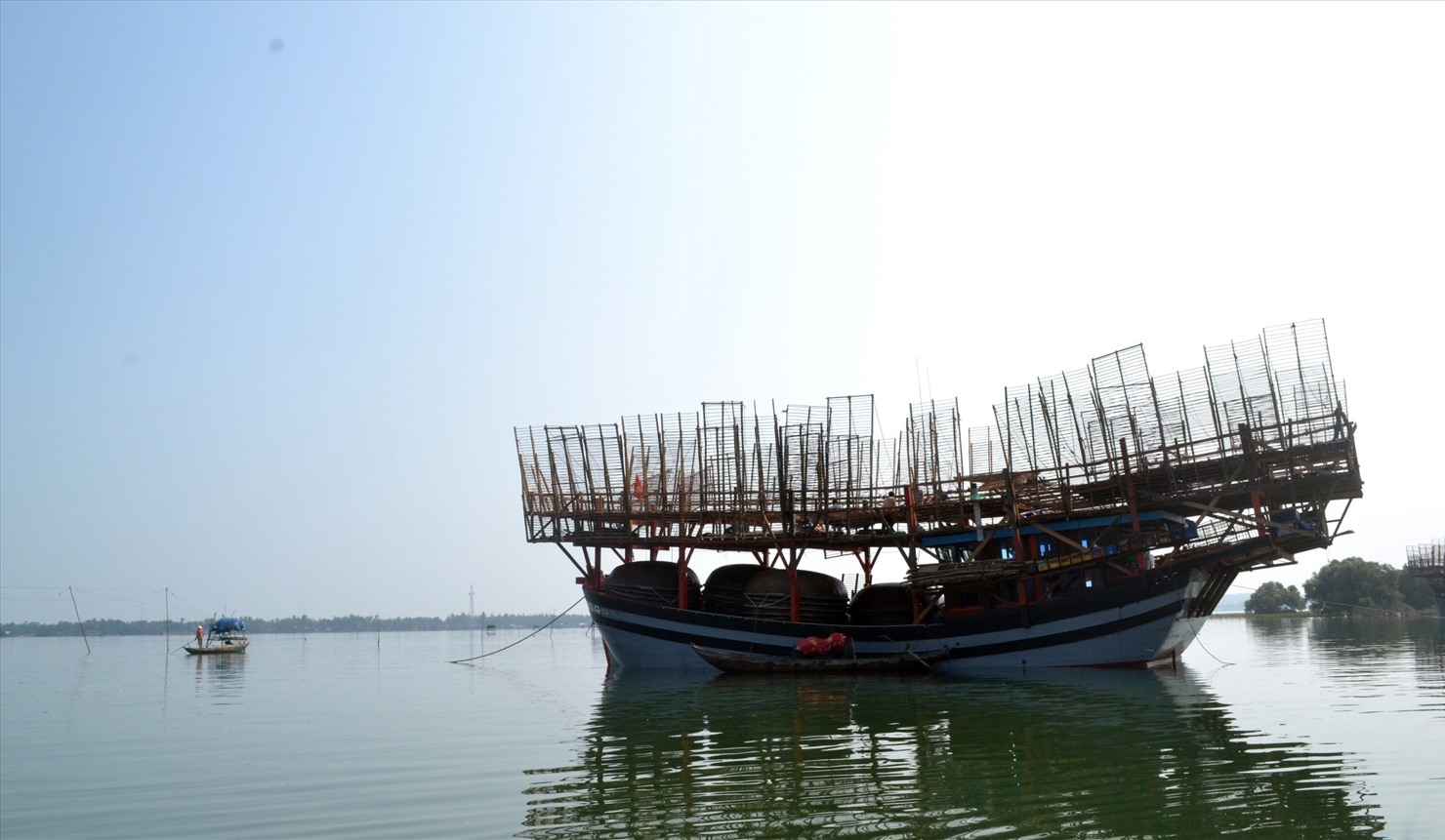 Nhiều ngư dân theo nghề câu mực khơi thường tắt GSHT khi hoạt động sản xuất trên biển. Ảnh: NQ