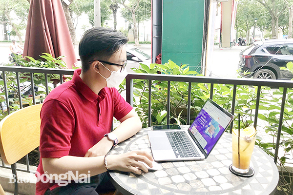 Người tiêu dùng chọn mua các sản phẩm tiêu dùng trên các kênh mua sắm trực tuyến. Ảnh: Hải Quân