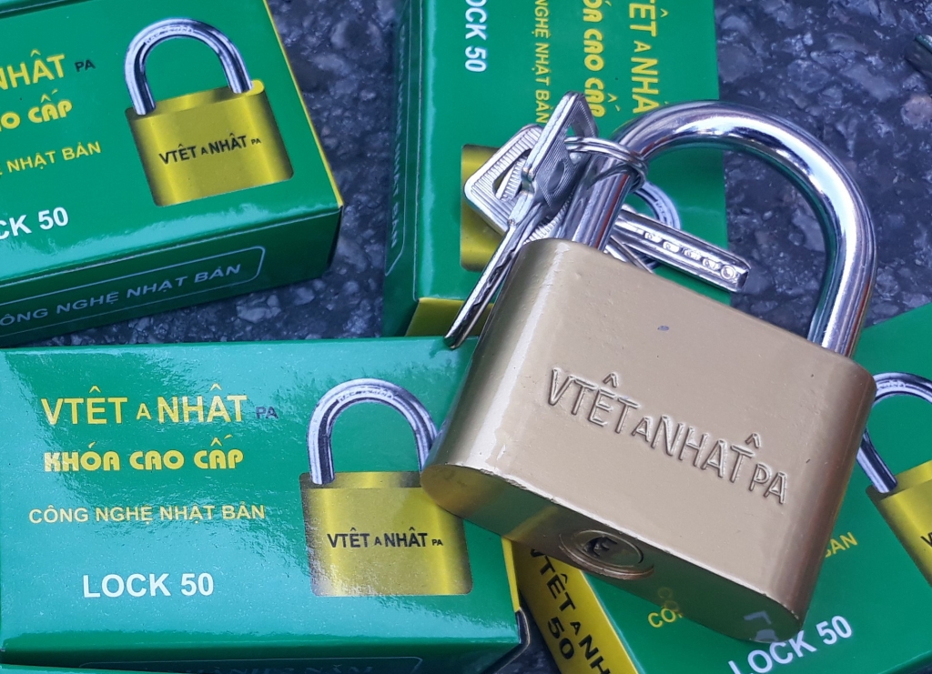 Sản phẩm khóa giả mạo thương hiệu Việt-Nhật trong vụ bắt giữ tháng 6/2021. Ảnh: T.Bình.