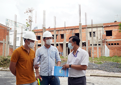 Sở Xây dựng khảo sát, kiểm tra tại dự án xây dựng nhà ở xã hội và thương mại phường 5, TP. Vị Thanh. Ảnh: NH