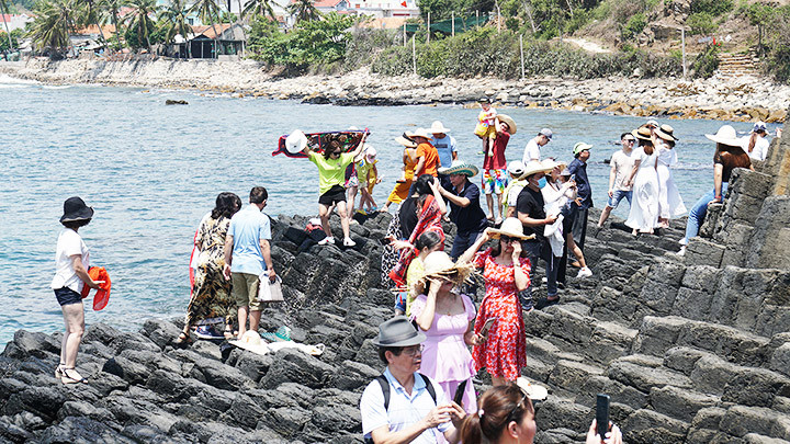 Khách du lịch tham quan gành Đá Đĩa (Phú Yên). Ảnh: Song Anh