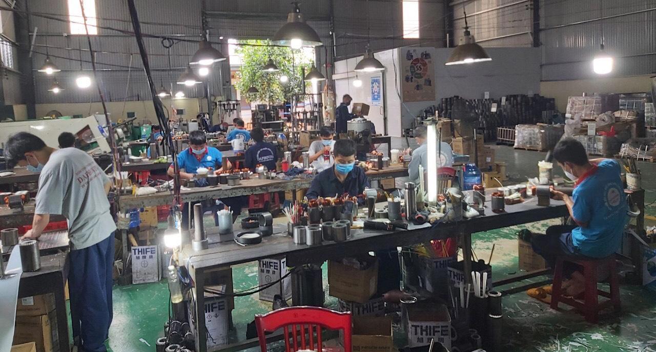 Công nhân làm việc tại xưởng sản xuất của Công ty TNHH Sản xuất, thương mại, dịch vụ xuất nhập khẩu Đăng Phong. Ảnh: ĐL