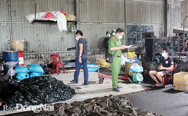 Lực lượng Công an kiểm tra khu vực xưởng 2, nơi đang tiến hành sản xuất, tái chế... Ảnh: Khắc Thiết