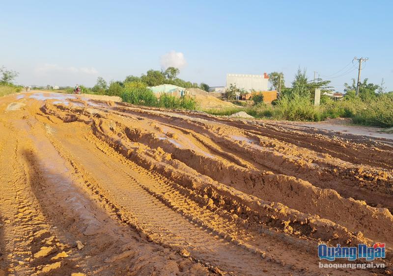 Công trình đường Trì Bình - Dung Quất thi công chậm tiến độ. Ảnh Lê Đức