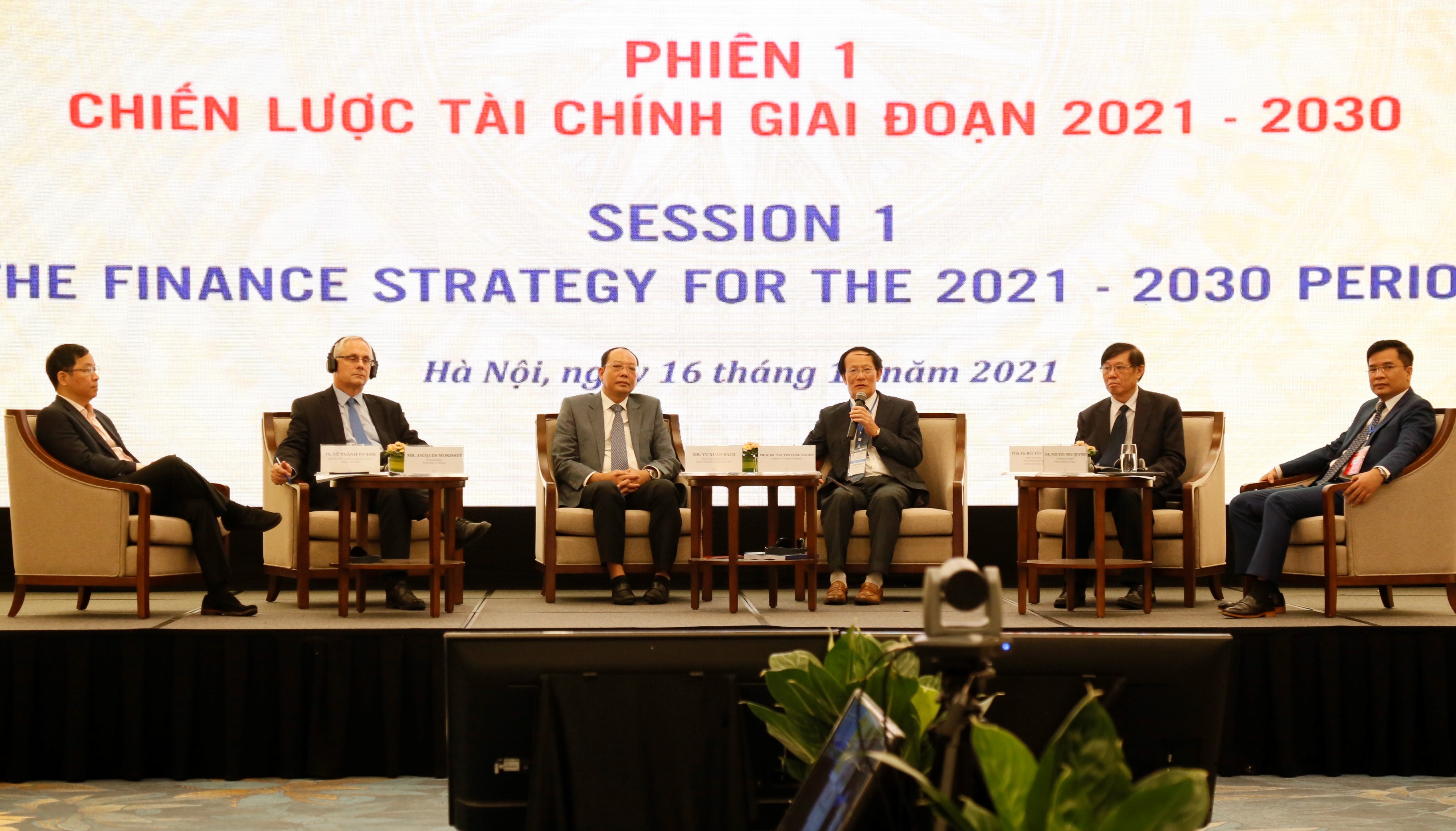 Các chuyên gia tham gia thảo luận tại Diễn đàn.