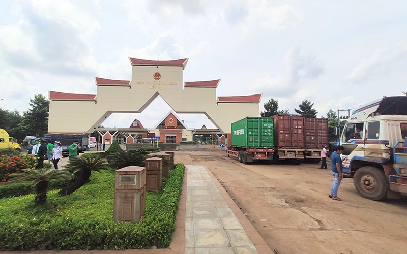 Thông thương hàng hóa qua các cửa khẩu đường bộ giữa Việt Nam và Campuchia vẫn được duy trì trong dịch COVID-19. (Ảnh: Nguyễn Hiệp).