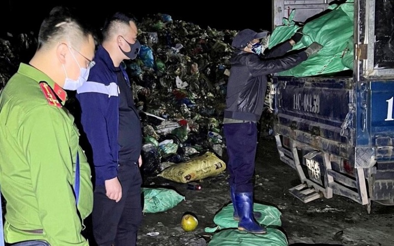 Số chân gà không rõ nguồn gốc bị lực lượng công an thu giữ.