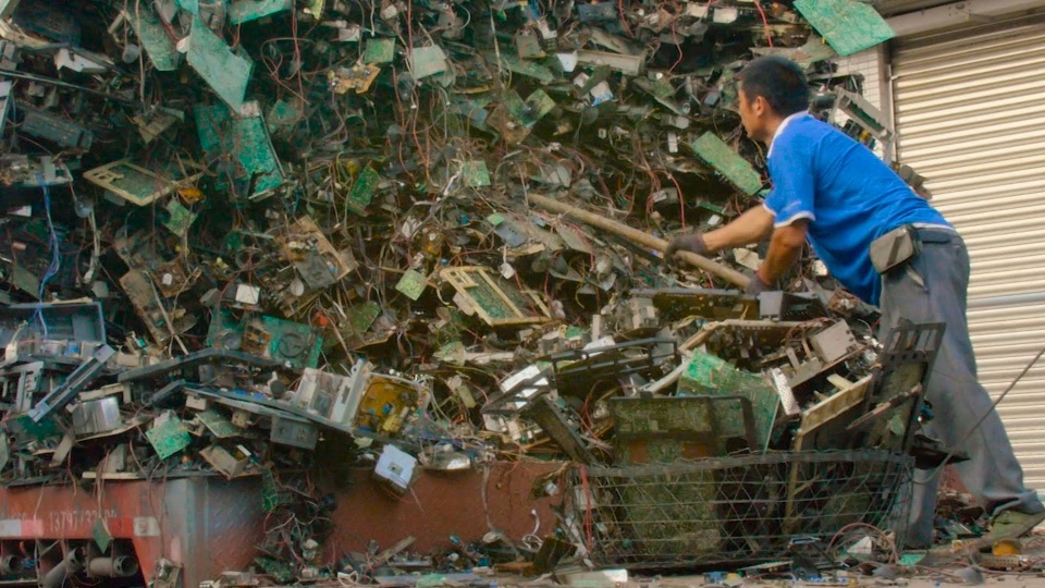 Các linh kiện sẽ được xử lý từng bước. (Ảnh minh họa).