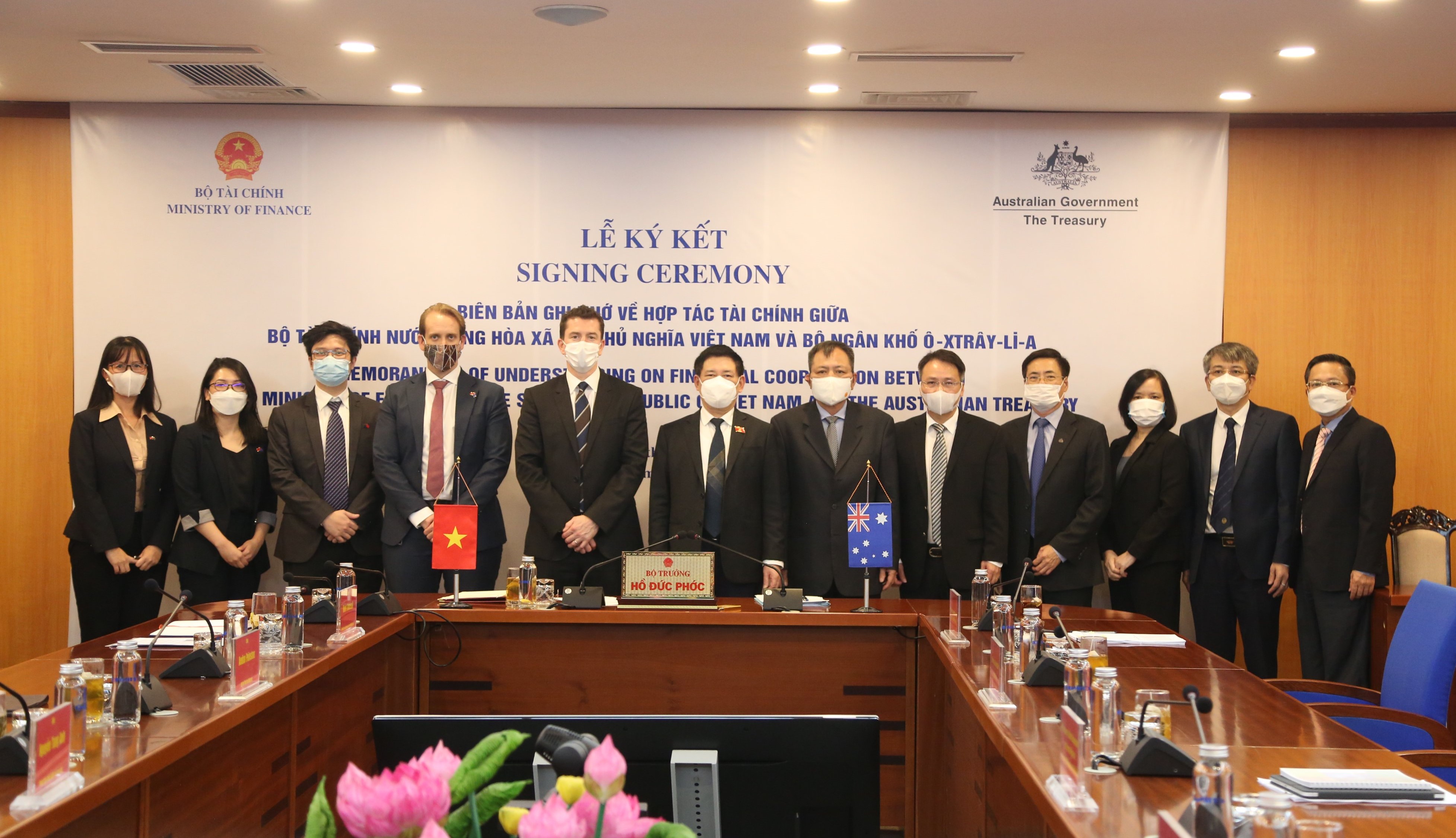 Bộ trưởng Bộ Tài chính Việt Nam Hồ Đức Phớc cùng các đại biểu tham dự lễ ký tại điểm cầu Bộ Tài chính Việt Nam chụp ảnh lưu niệm.