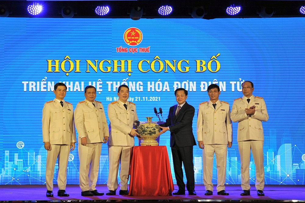 Đại diện Lãnh đạoTổng cục Thuế đón nhận món quà lưu niệm của Phó Thủ tướng Chính phủ Lê Minh Khái trao tặng.